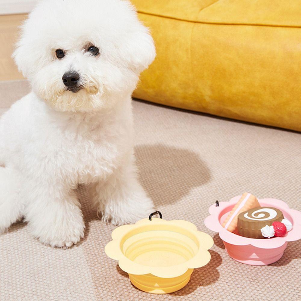 BPA Free Collapsible Dog Bowl Flower Shape Portable Pet Travel Feeder Easy To Clean with Carabiner Folding Silicone Dish