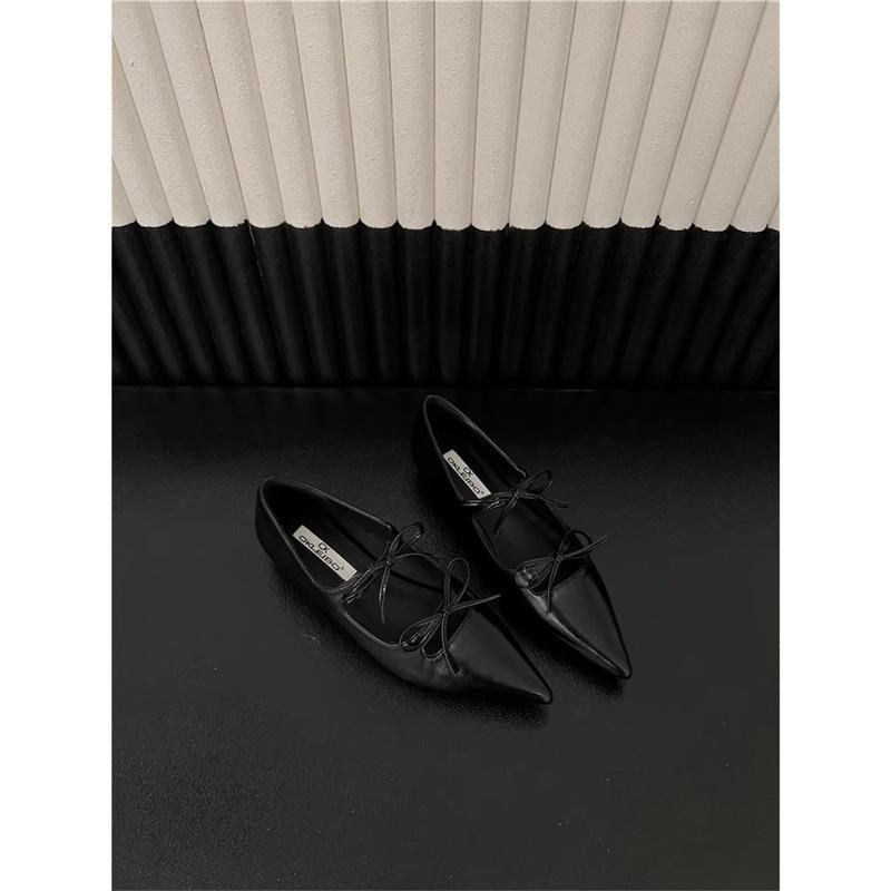 In the spring and autumn of 2024, the new Korean flat-bottomed pointed single shoes, women's bows, shallow mouths, and Mary Jane shoes.