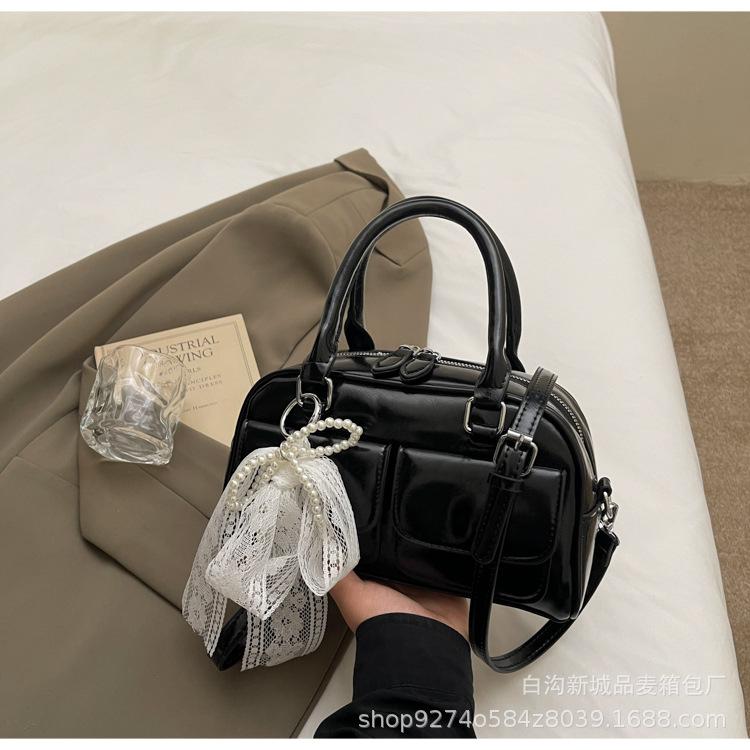 

Niche Design Pillow Bag 2025 New Casual Commuter Shoulder Bag Fashion 100 Crossbody Bag Bowling Bag