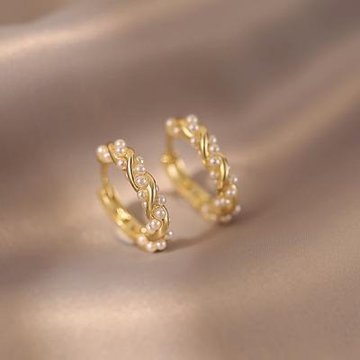 Orecchini a cerchio con perle imitation Huitan da donna Colore oro Orecchini statement per uso quotidiano Festa Moda Versatili Gioielli da donna