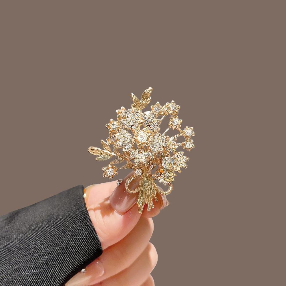 

Gold Bouquet Brooch Rhinestone-Adorned Golden Bow Accent Intricate Design Special Events Daily Looks Sparkling Charming Detail золотистый