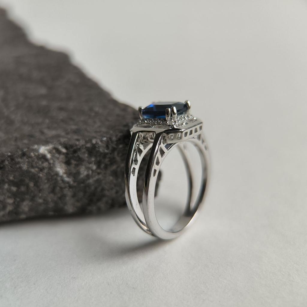 Серебряное кольцо с сапфиром nano 1.342ct, фианитами, вес изделия 4,64 гр (2195047)