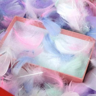 100 teil/paket Bunte Federn Geschenk Box Füllstoff Hochzeit Geburtstag Party Gefälligkeiten Dekoration Crinkle Cut Papier Shred Verpackung Geschenk Tasche