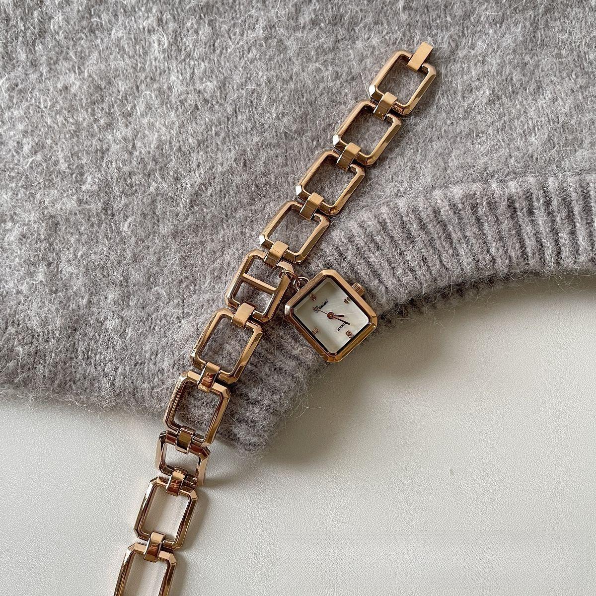 Small niche design, golden vintage style