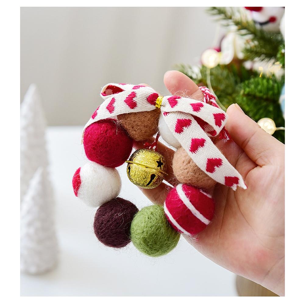Handgefertigter Mini-Weihnachtskranz aus Wollfilz mit Glöckchen und Schleife, DIY-Girlande Feiertagsdekoration für Hauswand oder Tischplatte