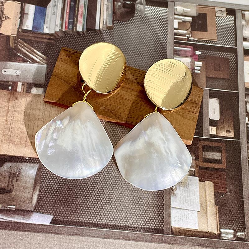 Gold Fan-Shaped French Shell Earrings with Mother-of-Pearl: Vintage 2024 Retro Design for Women