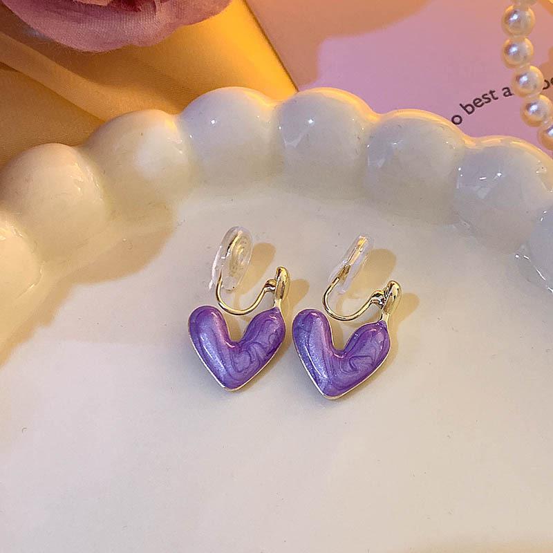 Eleganckie kolczyki z perłami: Prosty, luksusowy design na jesień/zimę 2024