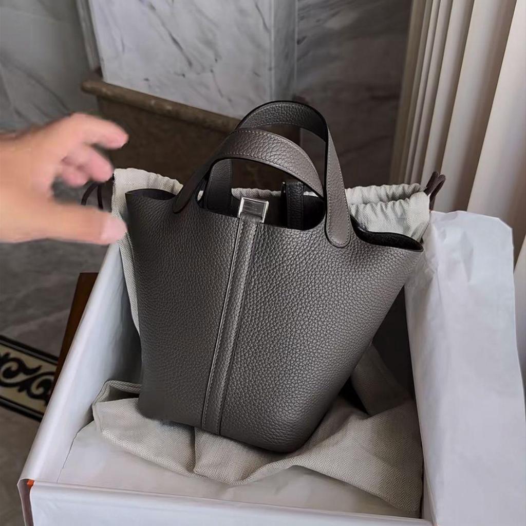 2024 Farblich abgestimmte Beuteltasche aus echtem Leder, Handtasche aus Rindsleder mit Litschi-Narbung für Damen