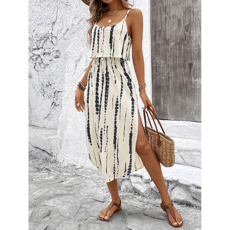 Ein sexy bedrucktes Neckholder-Kleid für Damen Ein gerafftes Kleid im Urlaubsstil