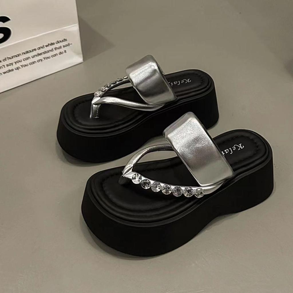 2025 new summer ins sandals small muffin popular flip-flops wear Korean version of premium rhinestone slippers