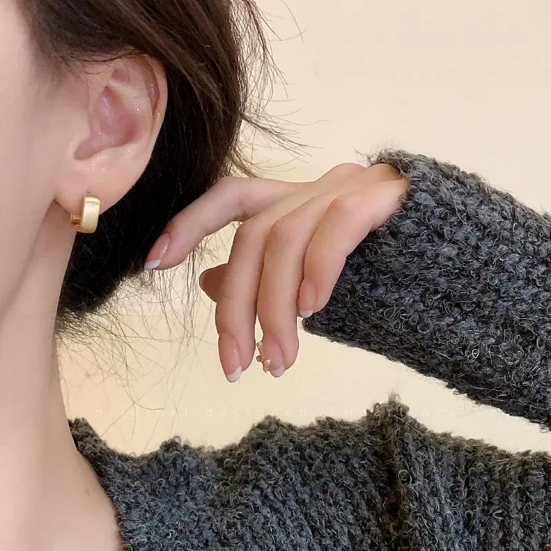 PONYKISS Stříbrné matné čtvercové kruhové náušnice pro ženy Trendy móda Minimalistické doplňky