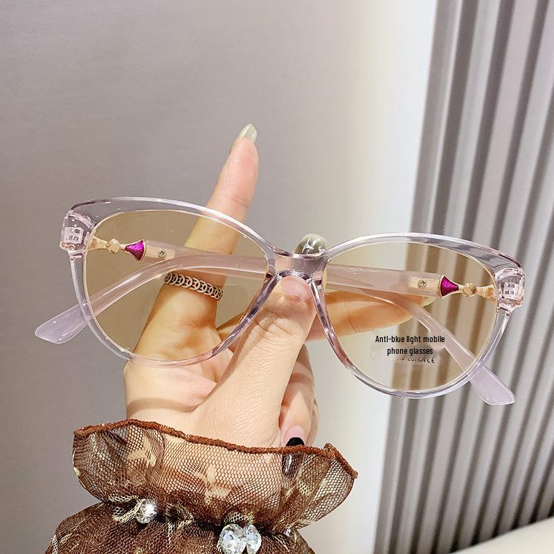 Photosensitive, Color-Changing, Anti-Blue Light Women's Myopia Glasses - Trendy, Slimming Look, Non-Prescription.
