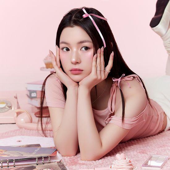 mude. Wählen Sie einen der acht Farbtöne der Moment Eyeshadow Palette.