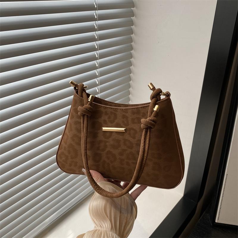 

Сумка подмышку высокой стоимости женская осенняя новая темпераментная легкая роскошная ретро модная простая сумка на плечо коричневый