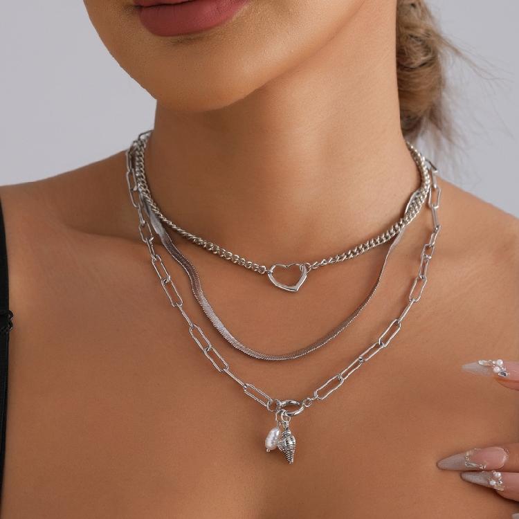 Exaggerated Heart Pendant Necklace Shell Heart Necklace Alloy Texture Fashionable and Trendy Jewelry Suitable for Women