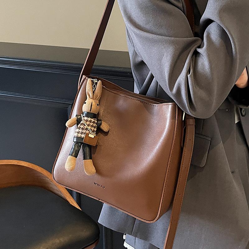 2025 new fashion niche retro Maillard simple bucket bag women's temperament commuter versatile messenger bag