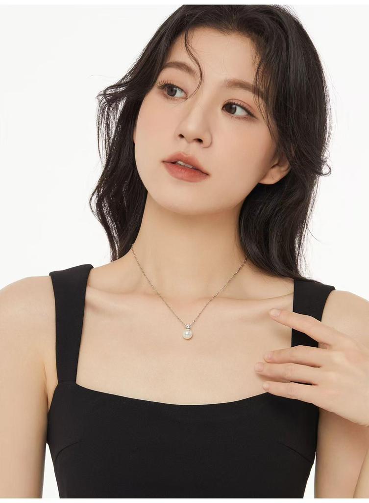 Nickel Silver-Plated Gold Round Pearl Pendant Necklace for Women, Elegant Clavicle Chain, Luxurious and Simple Design