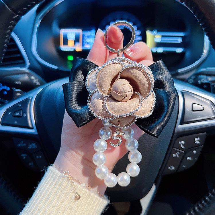 Elegant Camellia Keychain with Pearl Chain & Rhinestone Edge – Perfect Car Key Accessory & Bag Charm