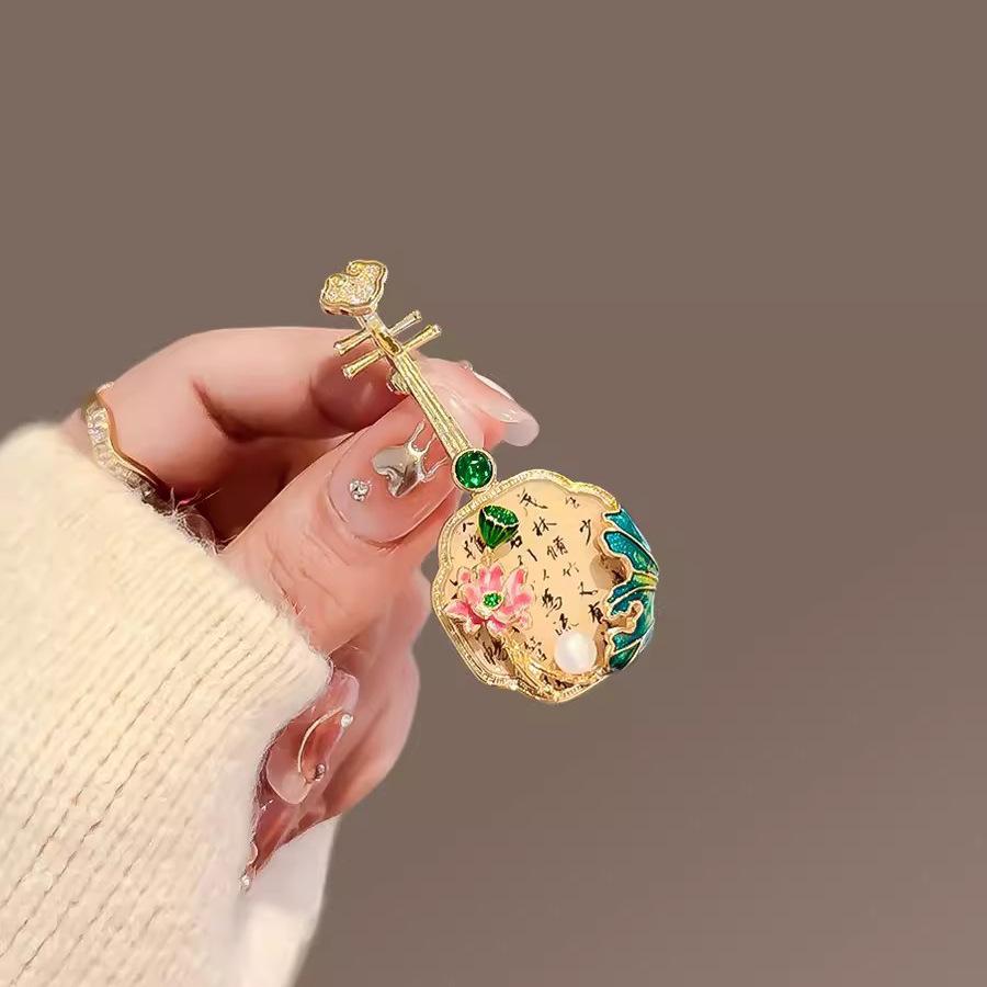 Chinese-style Pipa Brooch, High-end Women's Exquisite Musical Instrument Corsage, Niche Design Sense Brooch, Cheongsam