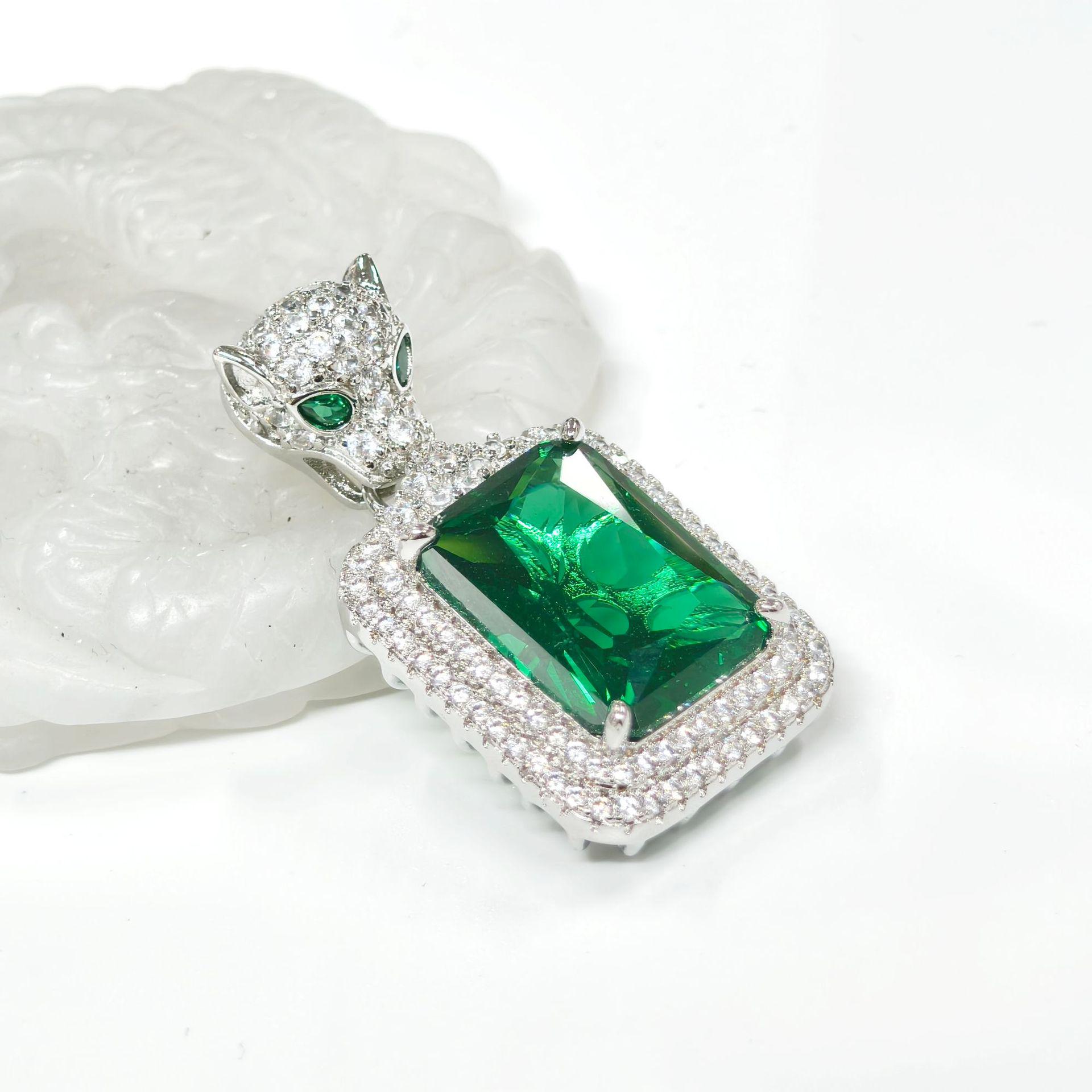 Gesi En Jewelry: Luxury Emerald Leopard Head Pendant