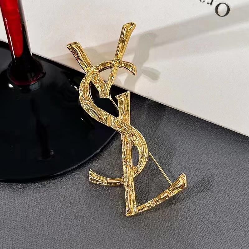 

High-End Letter Brooch 2023 New Exquisite Pin Sweater Businese Suit