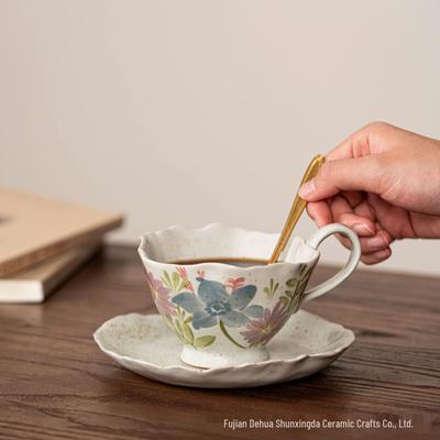 Ensemble exquis de tasse et soucoupe à café floral rétro pour le bureau ou la maison