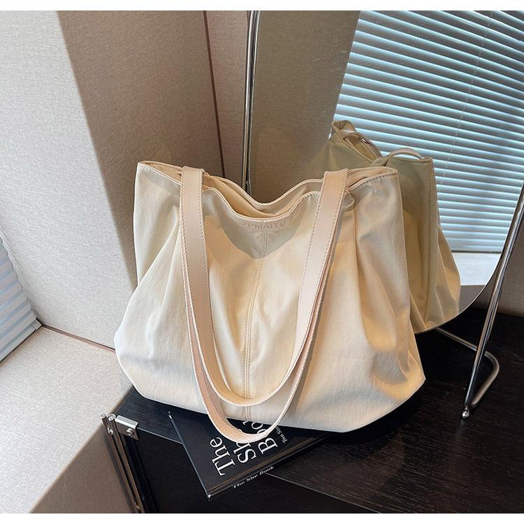 2025 spring and summer large-capacity canvas bag women's casual shoulder bag simple contrasting color versatile niche tote bag