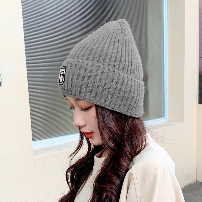 Small Daisy Pattern Knitted Hat 