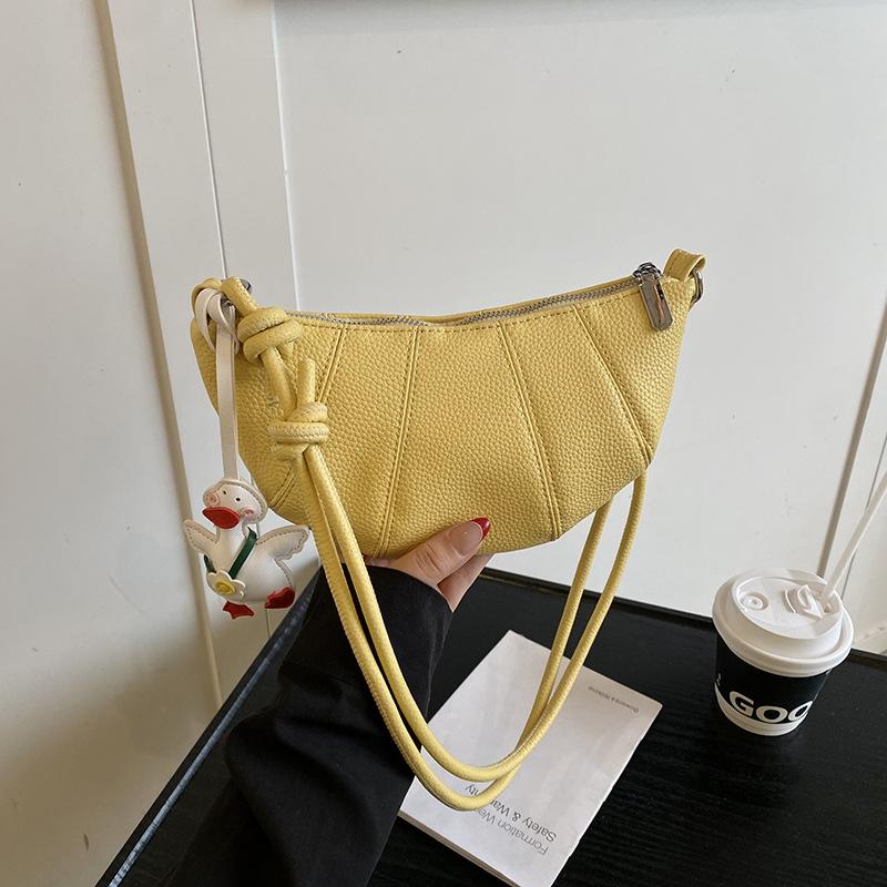 

Модная сумка-пельмень с узором личи для женщин, весна 2025, новый тренд, простая, повседневная, с индивидуальностью, нишевая, на плечо, мессенджер no pendant жёлтый
