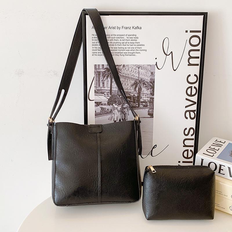 

New women s bags are fashionable and trendy, versatile, high-end autumn, large-capacity design, shoulder bag, crossbody child and mother bag.