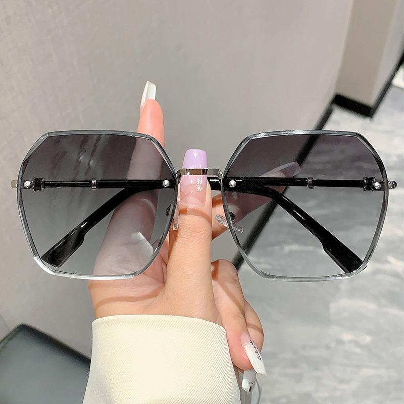Fashion Vintage Luxury Designer Rivet Sunglasses Women Punk Metal Shades UV Protection Outdoor