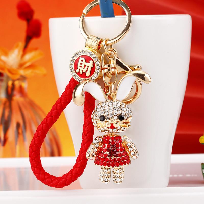 

Прекрасный мультяшный брелок в виде кролика в ярком цветочном платье, отлично подходит для друзей и семьи в качестве подарков. StyleE