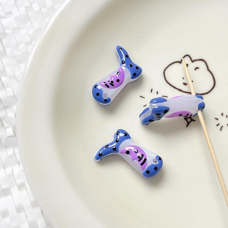 

Z35 24x17mm New Hand-drawn Charm Exquisite Western Cowboy Boots Lampwork Beads Flowers Pattern Bead DIY Necklaces Bracelet Beads 24x17mm(1pcs)