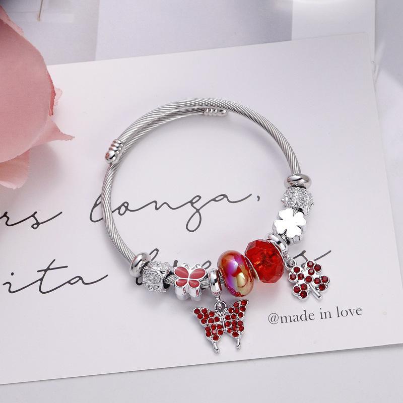 

Lucky Four Leaf Clover Pendant with Wind Moving Diamond Butterfly Beaded Bracelet Elegant Gift for Best Friend красный