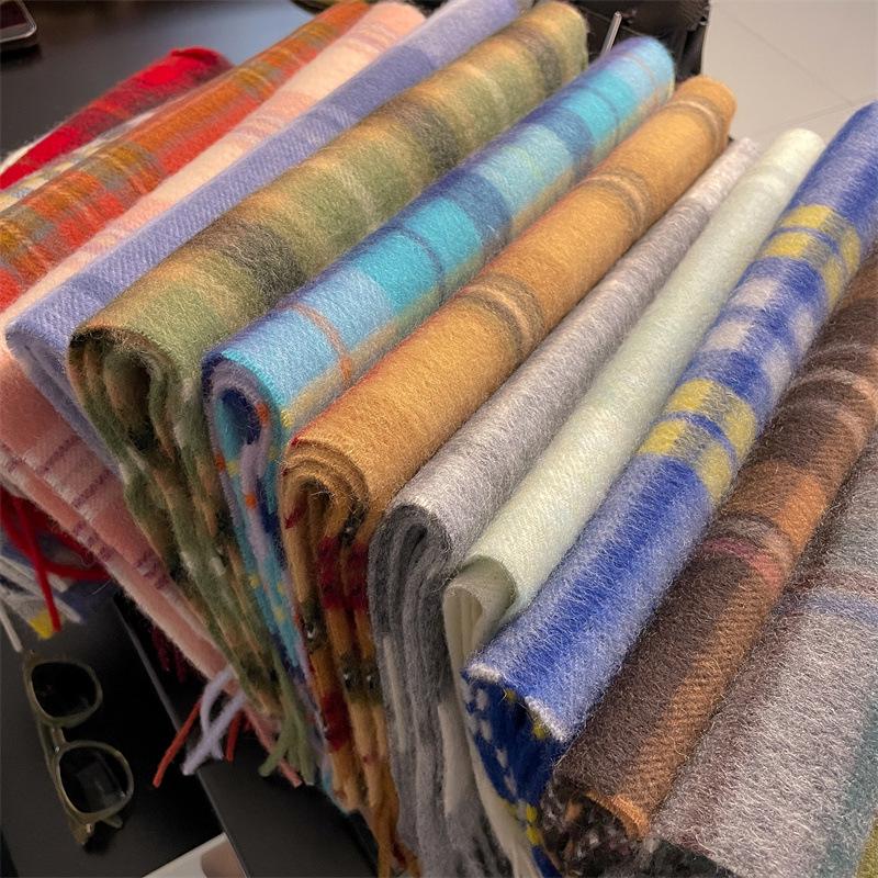 Timeless British Plaid Scarf: Classic Australian Wool for Winter - Women's Gray & White Retro Neckwear