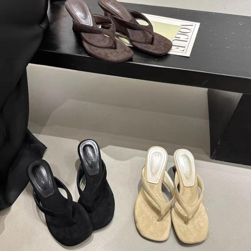 In the Summer of 2025, the New Round-headed Toe Slope High-heeled Leopard Print Lazy Half-drag Wears Open-toed Women's Cool Slippers.