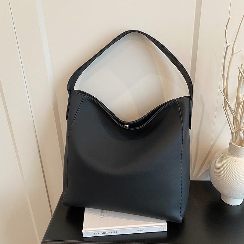 

Large-capacity commuter bag, shoulder tote bag, new simple women s bag, office worker student bucket bag. чорний
