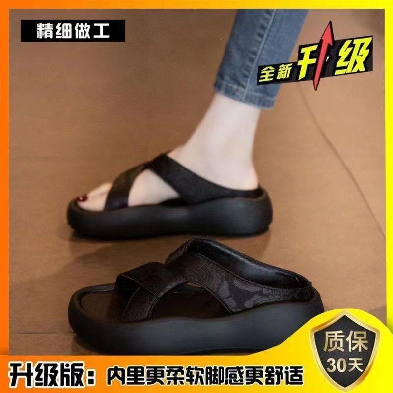 

Cool slippers for women to wear in summer, new muffins to increase the height of thick bottoms, and fashionable beach slips. 35