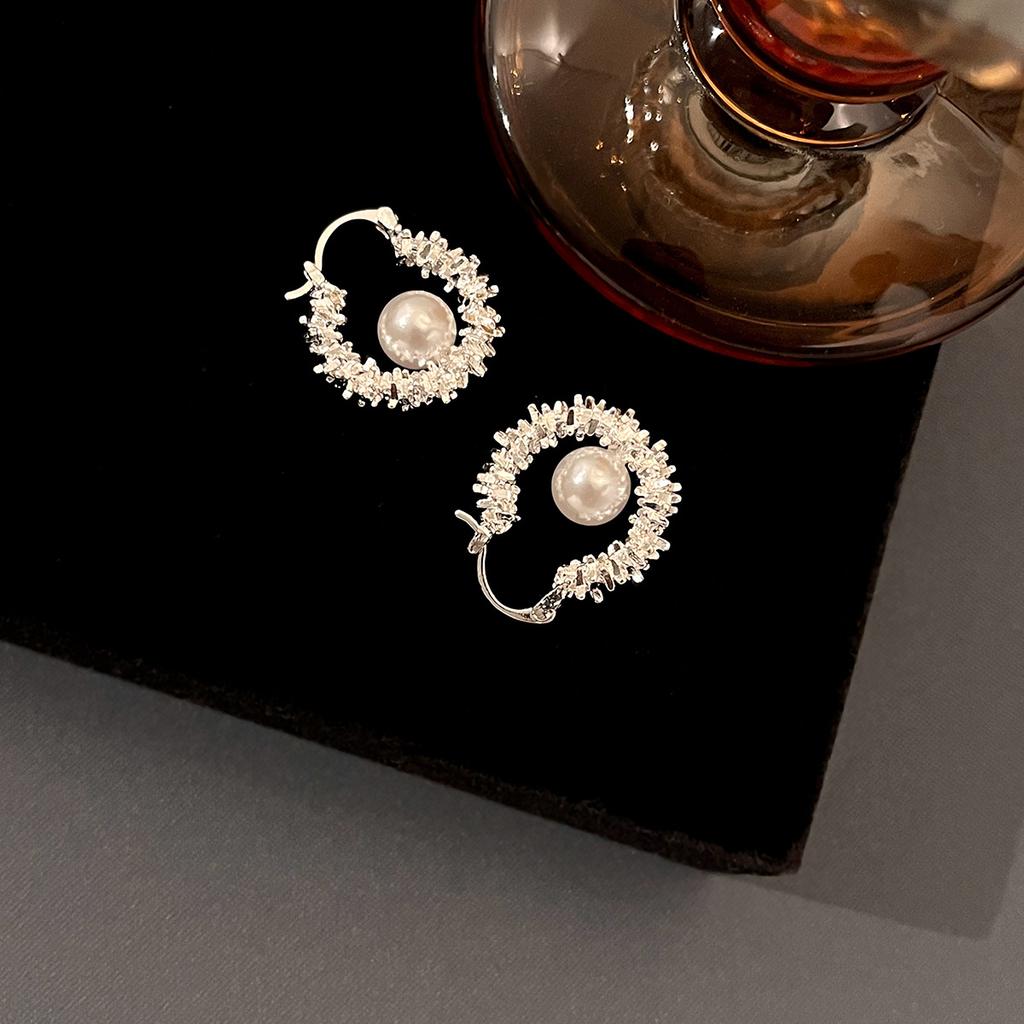 High-End Pearl Ear Buckle, Light Luxury Niche Design Crushed Silver Ear Buckle Fashion Earrings Women