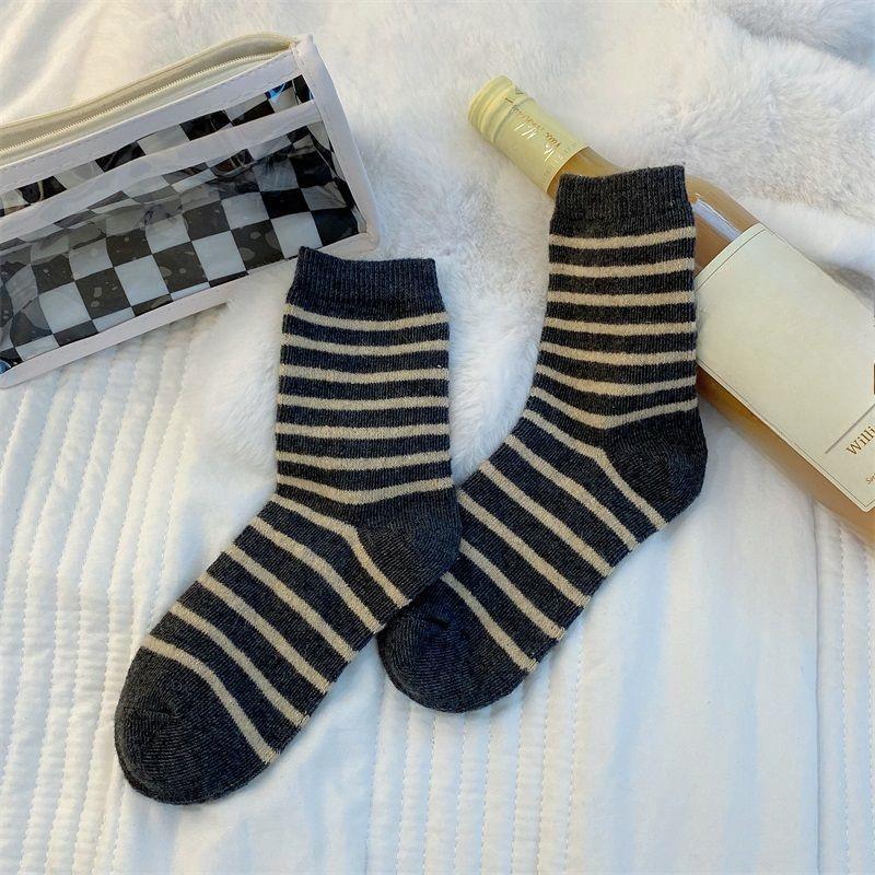 Damen-Wadenstrümpfe für Herbst und Winter, schwarz-weiße verdickte warme Ringelsocken, farblich abgesetzte Damen-Socken, weich und klebrig für Damen