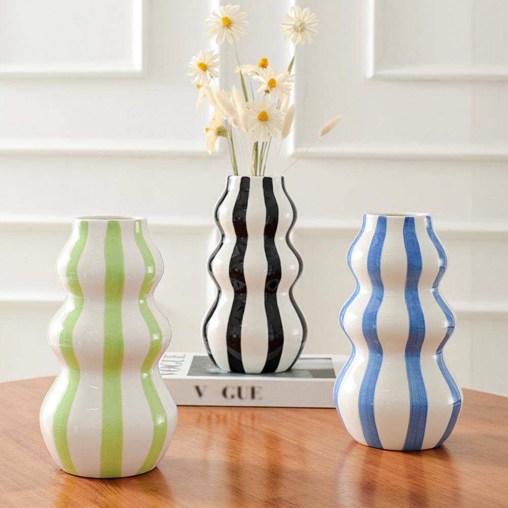 Vase Céramique Minimaliste Nordique à Rayures - Ornement Peint à la Main pour Arrangements Floraux Créatifs dans Décoration d'Intérieur Haut de Gamme.