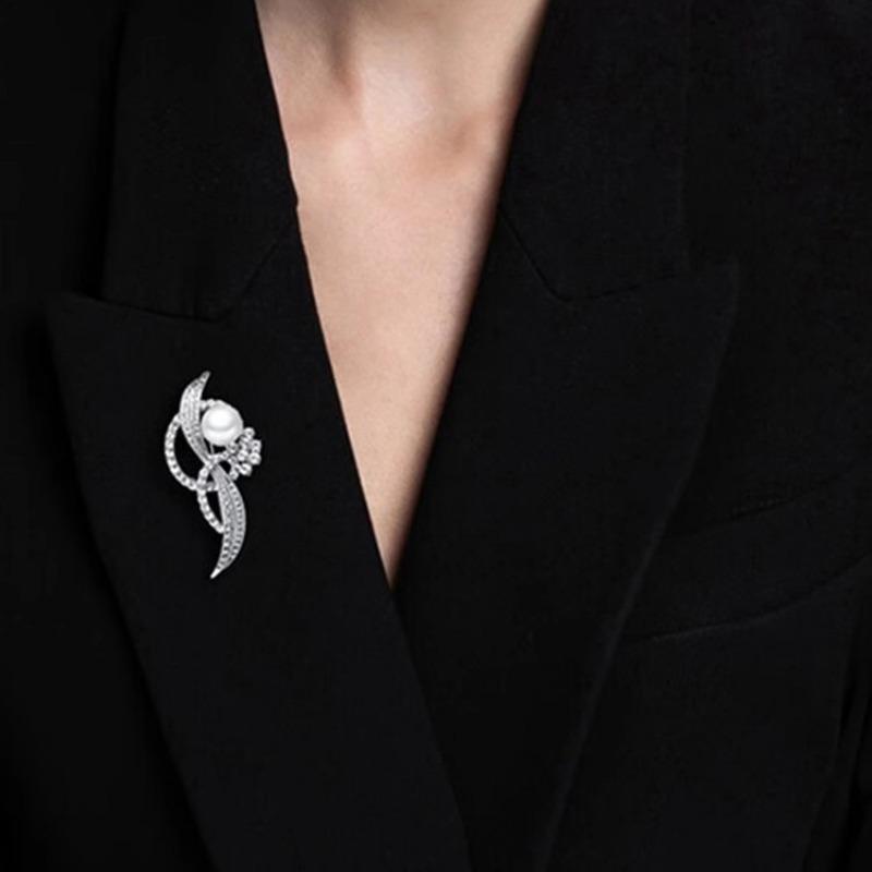 Fashionable Garland Brooch, High-end Feminine Charm, Exquisite Pearl Brooch, Design Sense, Niche Brooch
