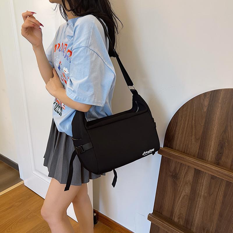 Сумка через плечо с буквенным принтом — фото 4