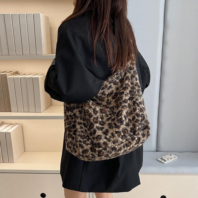 Herbst- und Wintermode Plüschtasche Damen große Kapazität neu Leopardenmuster Schulter Umhängetasche Pendler Tragetasche