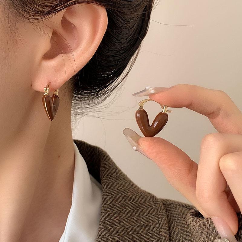 Autumn/Winter Myriad Series Retro Coffee Light Luxury Stud Earrings - Versatile Women's Style.