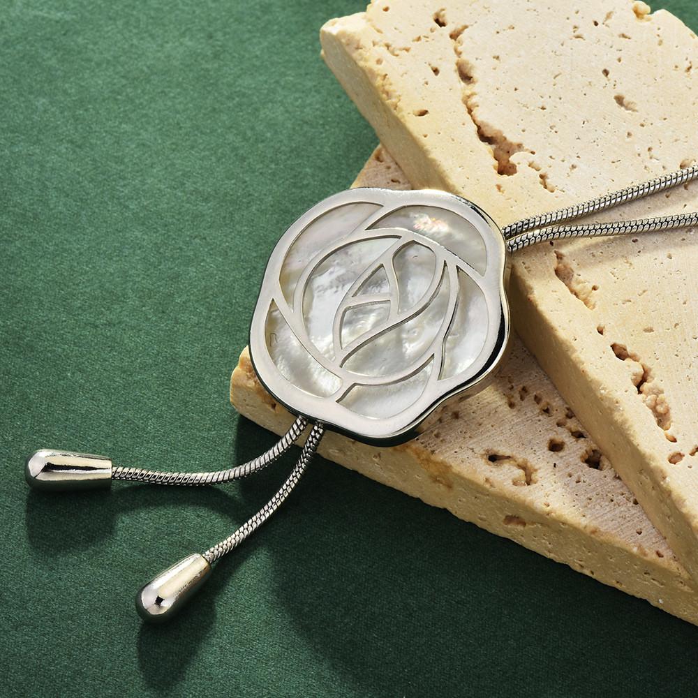 

Заметное цветочное ожерелье-подвеска из ракушки Роза с изящной цепочкой в виде змеи серебряный