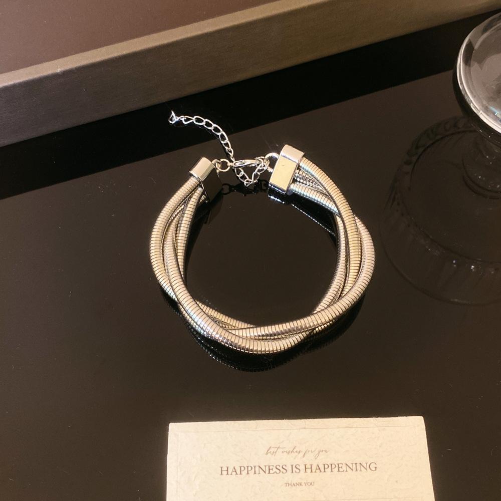 Einzigartiges Nischendesign, schlichtes Metall-Halsreifarmband, schlichter Ringhalsreif für weibliche Persönlichkeit, kaltes Halsketten-Accessoire