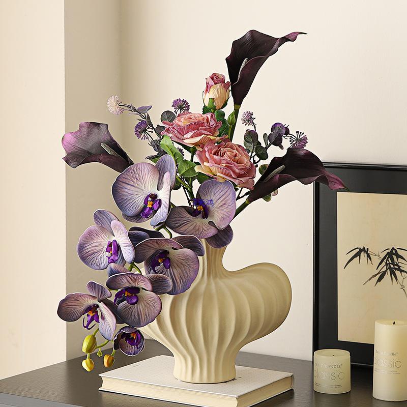 Luxuriöser künstlicher Blumenstrauß zur Dekoration von Wohn- oder Esszimmer