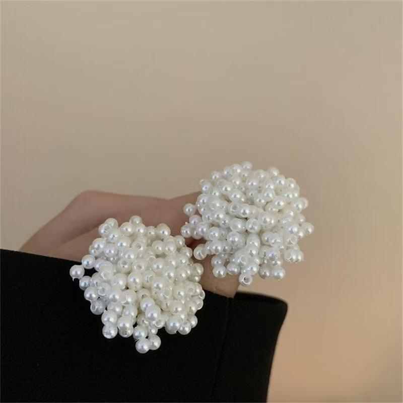 High-End Autumn/Winter 2025 Pearl Stud Earrings: Luxurious & Simple Niche Design for Women