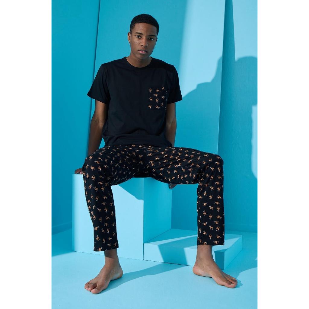 Schwarzes kurzärmliges Herren-Pyjama-Set mit Taschendetail und Hirschmuster